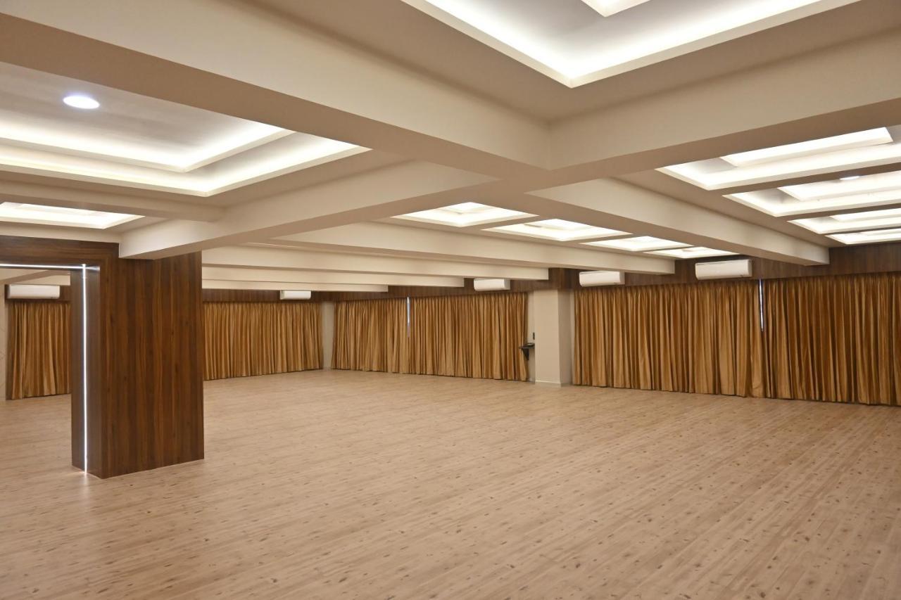 Hotel Privya Rooms And Banquet Surat Zewnętrze zdjęcie