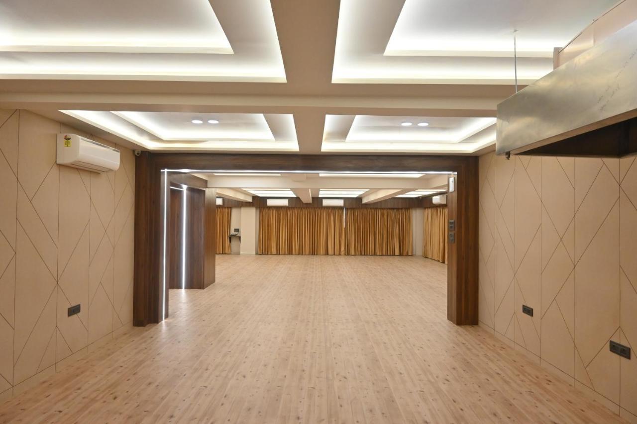 Hotel Privya Rooms And Banquet Surat Zewnętrze zdjęcie