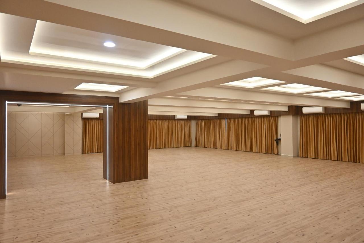 Hotel Privya Rooms And Banquet Surat Zewnętrze zdjęcie