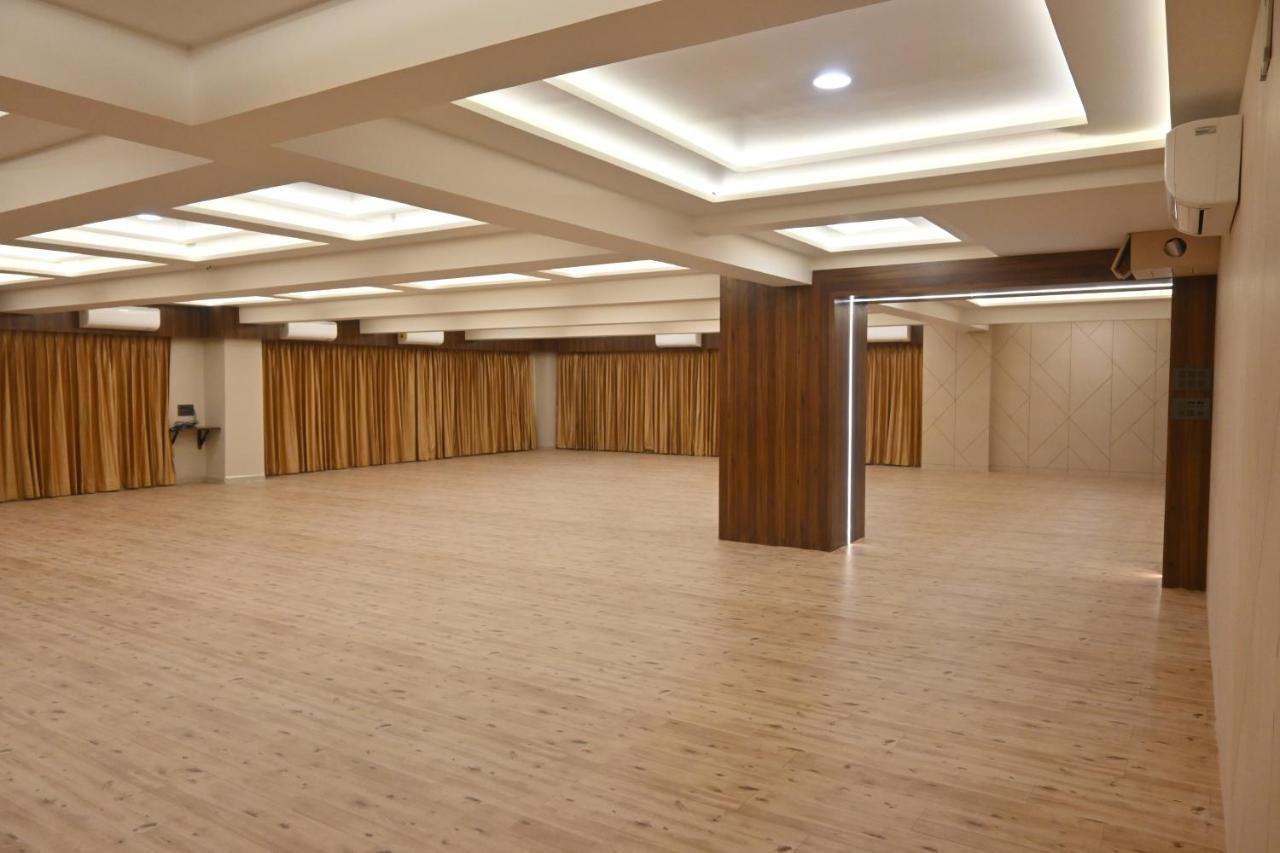 Hotel Privya Rooms And Banquet Surat Zewnętrze zdjęcie