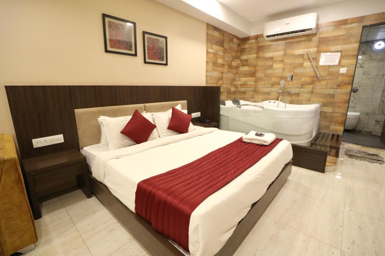 Hotel Privya Rooms And Banquet Surat Zewnętrze zdjęcie
