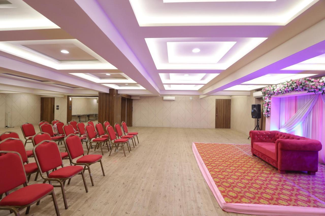 Hotel Privya Rooms And Banquet Surat Zewnętrze zdjęcie